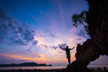 Doğa günbatımı açık eller ile yaz aylarında bir adam silüeti. Özgürlük kavramı