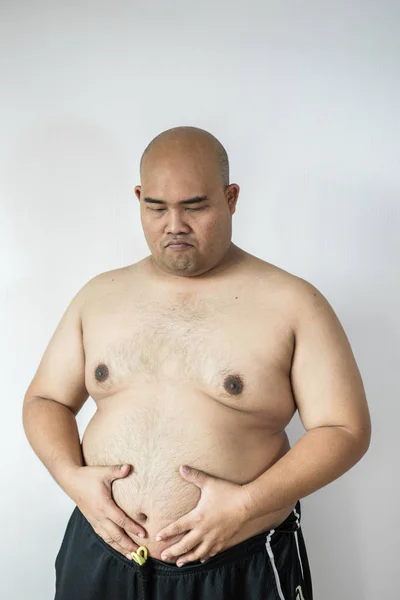 Şişman adam, Studio beyaz arka plan üzerinde büyük göbek kilolu adamla.