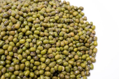 Yeşil Mung / beyaz bir arka plan üzerinde Vigna Işınsal simetrili canlılar