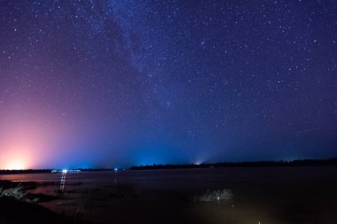 Mekong Nehri gece gökyüzünde yıldızlar .