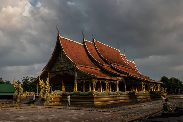 泰国乌汶府佛教寺庙 Wat Sirindhorn Wararam Wat Phu Pro — 图库照片