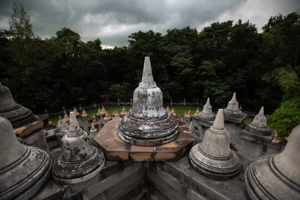 タイの投資収益率エで 公廟で仏教寺院 砂岩の塔 — ストック写真