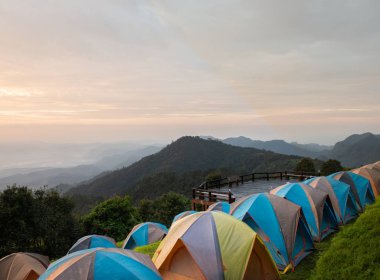 Macera kamp Turizm ve çadır, görünümü orman manzara, Mon, sabah ve günbatımı gökyüzünde açık Sone View point, Chiang Mai, Tayland Doi Pha Hom Pok Milli Parkı. Kavram seyahat.