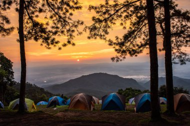 Macera kamp Turizm ve çadır, görünümü orman manzara, Mon, sabah ve günbatımı gökyüzünde açık Sone View point, Chiang Mai, Tayland Doi Pha Hom Pok Milli Parkı. Kavram seyahat.