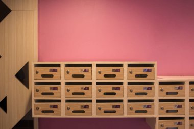 Modern ahşap posta kutusu kat mülkiyeti