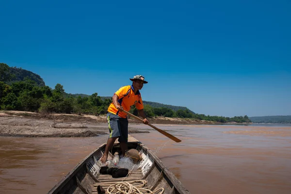 Pêcheur Thaïlandais Attrape Des Poissons Sur Bateau Rames Dans Rivière — Photo