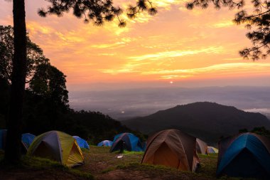 Macera kamp Turizm ve çadır, görünümü orman manzara, Mon, sabah ve günbatımı gökyüzünde açık Sone View point, Chiang Mai, Tayland Doi Pha Hom Pok Milli Parkı. Kavram seyahat.