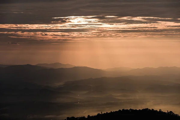 Bela Montanha Manhã Nascer Sol Sobre Mar Névoa Ponto Vista — Fotografia de Stock