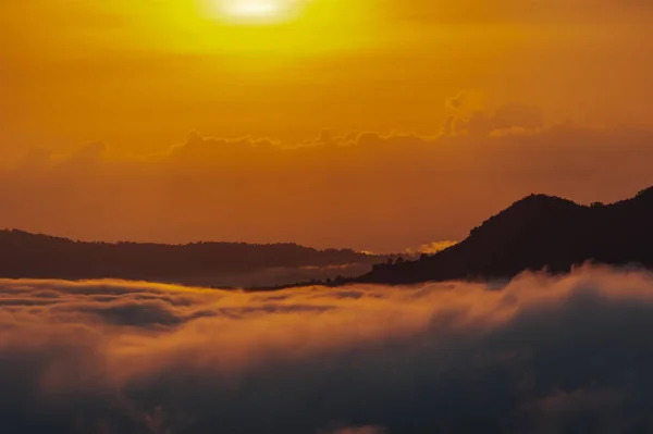 Belo Pôr Sol Dramático Nas Montanhas Paisagem Lote Nevoeiro Phu — Fotografia de Stock