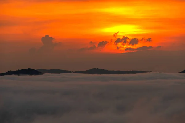 Belo Pôr Sol Dramático Nas Montanhas Paisagem Lote Nevoeiro Phu — Fotografia de Stock