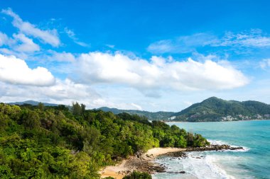 Güzel mavi okyanus ve sahil manzarası, Tayland 'daki Phuket Adası.