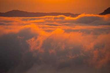 Dağlarda güzel dramatik bir gün batımı. Tayland 'ın Loei Eyaleti, Chiang Khan' daki Phu Thok Dağı 'nda manzara çok sisli..