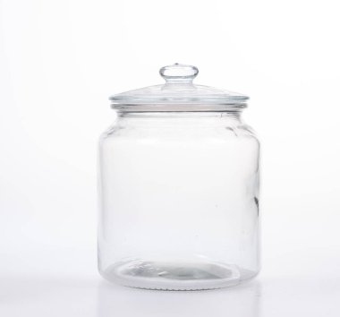 Beyaz arka planda kapağı olan cam kavanoz