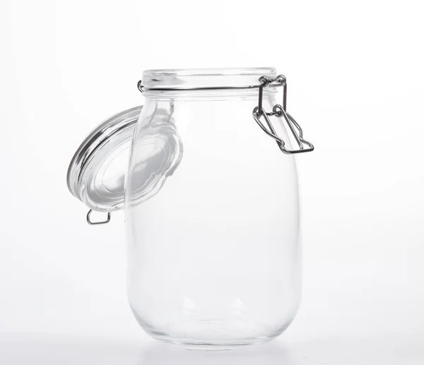 Beyaz arka planda kapağı olan cam kavanoz
