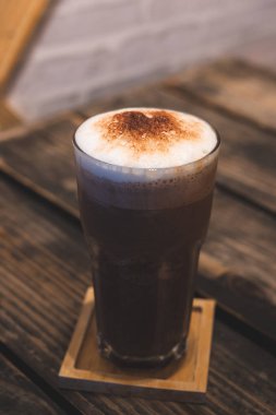 Çikolata güler yüzlü, kakao içecek, çikolata kokteyl. Ahşap bir arka plan üzerinde.