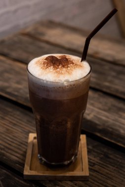 Çikolata güler yüzlü, kakao içecek, çikolata kokteyl. Ahşap bir arka plan üzerinde.