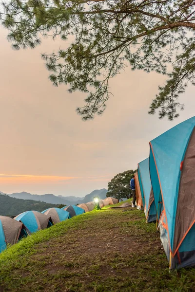 冒険キャンプ観光と見る森林の風景 Mon 朝と夕日の空に屋外のテント土井パンガン紅ポク国立公園 チェンマイで曽根ビュー ポイント 概念旅行 — ストック写真