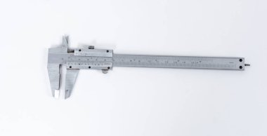 Vernier calipe veya kumpas. Hassas ölçme araçları gümüş steel.on beyaz bir arka plan.