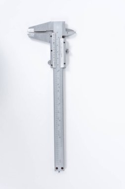 Vernier calipe veya kumpas. Hassas ölçme araçları gümüş steel.on beyaz bir arka plan.