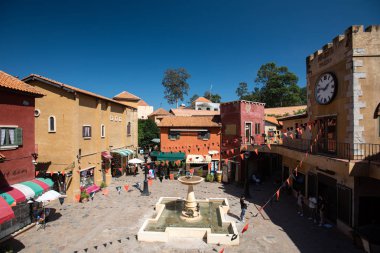 NAKORNRACHASRIMA, THAILAND - 2 Kasım 2018 'de Nakornrachasrima, Tayland' da bulunan Palio Khao Yai 'deki yeni İtalyan tarzı yürüyüş sokağı, bina dekorasyonu, alışveriş ve iş merkezi.