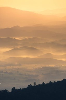 Güzel dağ ve sabah gündoğumu sis denize. Mon Sone View point, Chiang Mai, Tayland Doi Pha Hom Pok Milli Parkı.