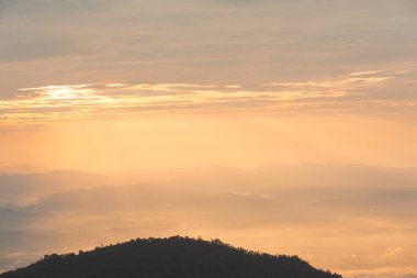 Güzel dağ ve sabah gündoğumu sis denize. Mon Sone View point, Chiang Mai, Tayland Doi Pha Hom Pok Milli Parkı.