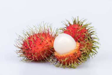 Taze Rambutan: beyaz giriş üzerinde Rambutan tatlı lezzetli meyve