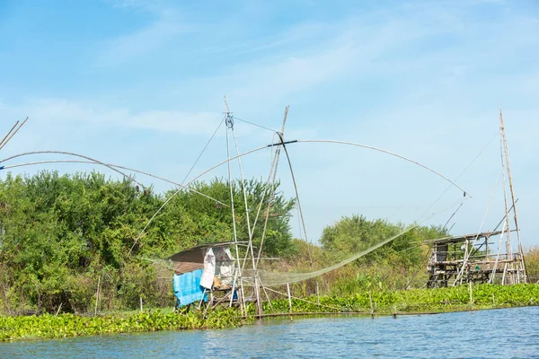 Villaggio di pescatori in Thailandia con una serie di strumenti di pesca c — Foto Stock
