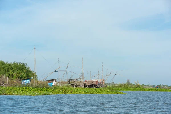 Villaggio di pescatori in Thailandia con una serie di strumenti di pesca c — Foto Stock