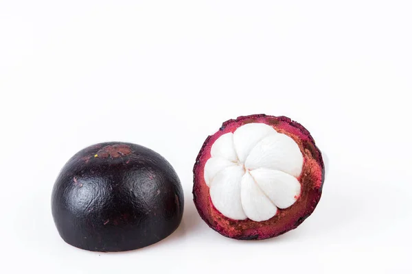 Mangosteens Королева фруктов, мангостин на белом фоне — стоковое фото
