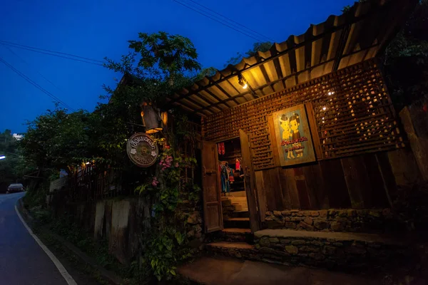 Chiangmai, Thailandia-30 ottobre 2018: il villaggio di Ban Mae Kampong è circondato dalla foresta sempreverde della collina il 30 ottobre 2018 a Chiangmai, Thailandia — Foto Stock