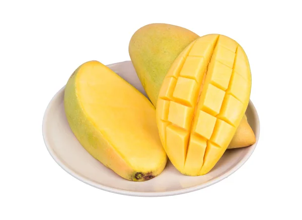 Вкусные спелые фрукты манго, манго на белом фоне . — стоковое фото