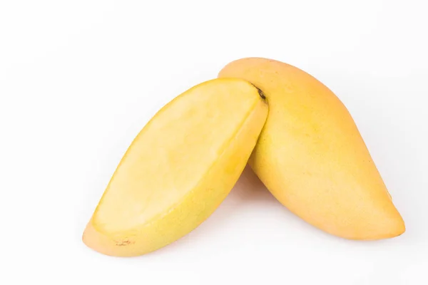 おいしい完熟マンゴーの果実、白い背景の上のマンゴー. — ストック写真