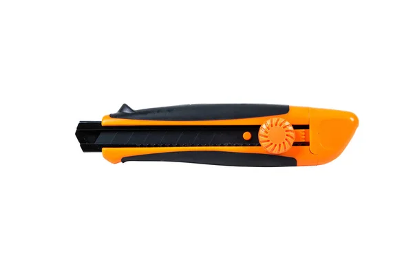 Orangefarbenes und rückseitiges Papiermesser oder Cutter auf weißem Hintergrund — Stockfoto
