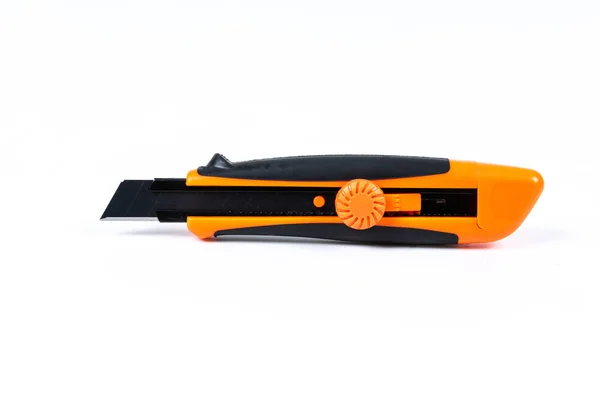 オレンジとバックのペーパー ナイフや白い背景のカッター — ストック写真