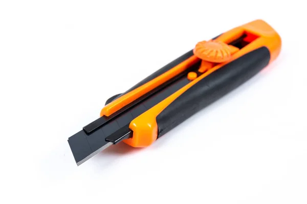 Faca de papel laranja e traseira ou cortador no fundo branco — Fotografia de Stock