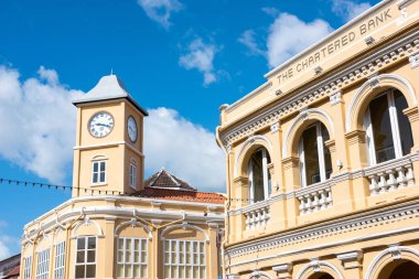 Bu, Phuket 'in simgelerinden biri olan Chino-Portekiz tarzı eski bir binadır. Burası Phuket' in en ünlü yerlerinden biridir..