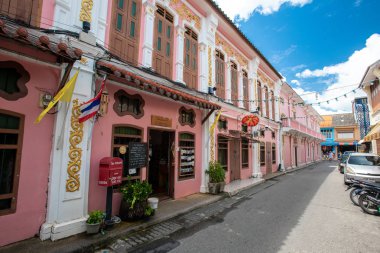 1 Ağustos 2018, Phuket Town, Tayland, Soi Rommanee Caddesi. Çin Mahallesi olarak da bilinen Sino Portekiz tarzında eski binaları olan eski Phuket kasabası, Phuket 'in çok ünlü bir turizm merkezidir..