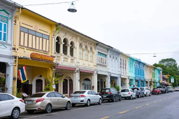 30 juli 2018, Phuket stad, Thailand: Soi Rommanee gata. Phuket gamla stan med gamla byggnader i kinesisk portugisisk stil även kallad Chinatown är ett mycket känt turistmål i Phuket. — Stockfoto