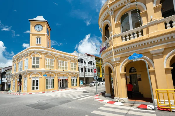 Bu, Phuket 'in simgelerinden biri olan Chino-Portekiz tarzı eski bir binadır. Burası Phuket' in en ünlü yerlerinden biridir..