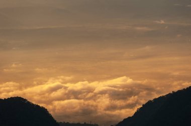 Güzel dağ ve sabah sis denizi üzerinde gün doğumu. Pzt