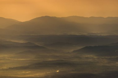 Güzel dağ ve sabah sis denizi üzerinde gün doğumu. Pzt