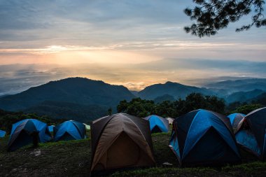 Macera kamp Turizm ve çadır, görünümü orman manzara, Mon, sabah ve günbatımı gökyüzünde açık Sone View point, Chiang Mai, Tayland Doi Pha Hom Pok Milli Parkı. Kavram seyahat.