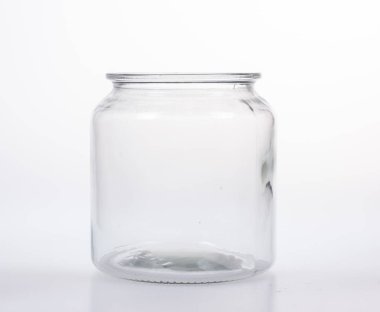 Beyaz arka planda kapağı olan cam kavanoz