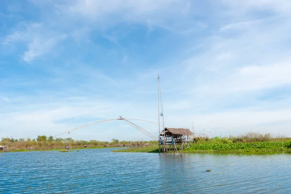 Village de pêcheurs en Thaïlande avec un certain nombre d'outils de pêche appelés "Yok Yor", les outils de pêche traditionnels de la Thaïlande qui ont fait forme de bambou et filet de pêche. à Kumphawapi, province d'Udonthani, Thaïlande . — Photo