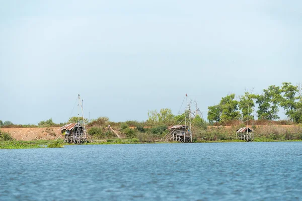 Villaggio di pescatori in Thailandia con una serie di strumenti di pesca chiamati "Yok Yor", strumenti di pesca tradizionali della Thailandia che hanno fatto forma di bambù e rete da pesca. a Kumphawapi, provincia di Udonthani, Thailandia . — Foto Stock