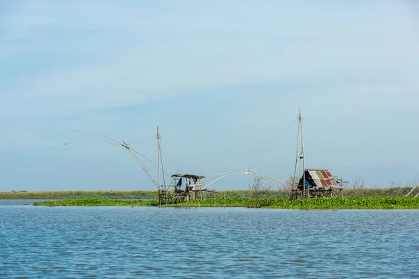 Village de pêcheurs en Thaïlande avec un certain nombre d'outils de pêche c — Photo