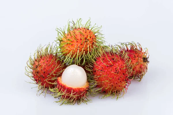 Rambutan fresco: rambutan dulce fruta deliciosa sobre fondo blanco — Foto de Stock