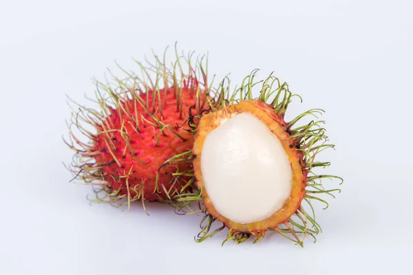 Rambutan fresco: rambutan dulce fruta deliciosa sobre fondo blanco — Foto de Stock