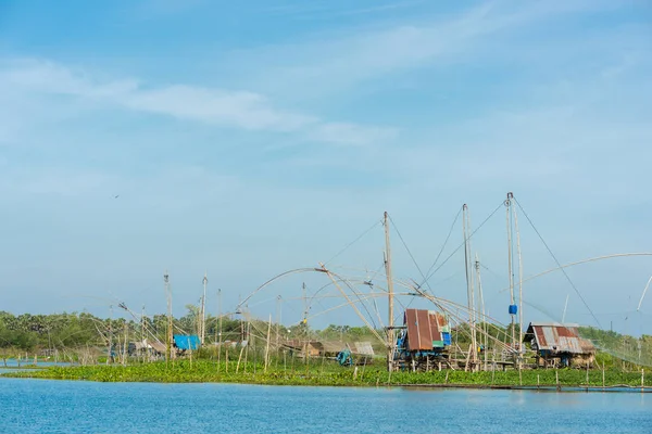 Villaggio di pescatori in Thailandia con una serie di strumenti di pesca c — Foto Stock